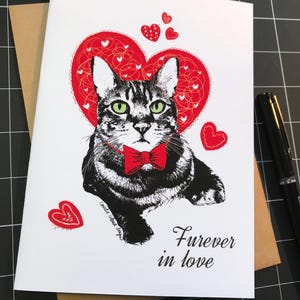 Carte de souhait chat élégant | anglais Furever in love | carte Saint-Valentin | amoureux de chats | amour | chat avec noeud papillon