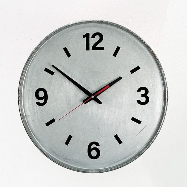 Horloge de baril de pétrole - horloge murale en métal « Roxy » - horloge murale moderne en argent - meubles de baril de pétrole - horloge de gare - meubles de tonneau - grande horloge murale vintage extraordinaire