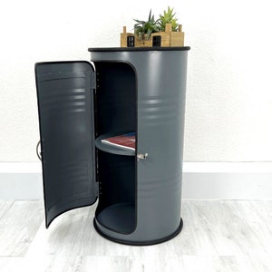 Ölfass Schrank &quot;Vinc&quot; - die Fass Hausbar - Minibar aus Stahlfass - Fass-Schrank mit Tür und Riegel - Upcycling Ölfassmöbel von Tonnen Tumult
