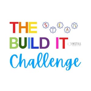 Op de afbeelding: Een afbeelding met de tekst "THE BUILD IT Challenge" in verschillende kleuren. "THE" is rood, oranje en geel. "BUILD IT" is groen, blauw en paars. "Challenge" is lichtblauw op een witte achtergrond.
