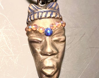 AC5. African Queen en bronze fait à la main, pendentif suspendu à un cordon en cuir bleu marine tressé de 18 pouces, cristaux Swarovski