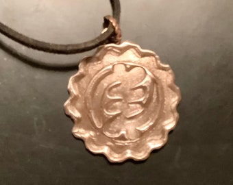 AC15. NYAME YE OHENE ou Dieu est Roi, fait à la main en bronze rose