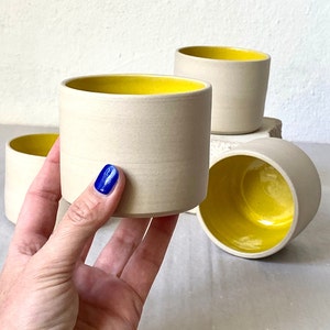 Keramik Becher &quot;Inu&quot; aus hellem Ton und innen in &quot;liquid Sun&quot; gelb glasiert