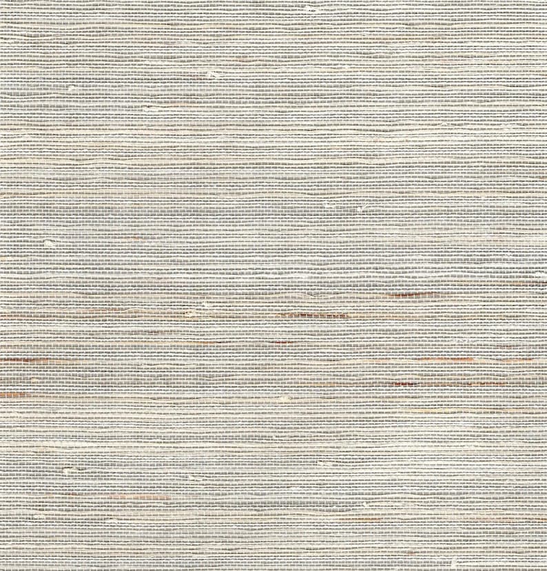 Puede incluir: Primer plano de una tela tejida con un aspecto natural y texturado. La tela tiene un esquema de color sutil y variado con tonos beige, marr&oacute;n y gris.