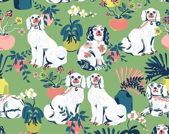 Puede incluir: Un fondo verde con un patrón repetido de perros blancos, plantas y flores. Los perros están sentados con la cabeza girada hacia un lado. Las plantas están en macetas y tienen hojas verdes. Las flores son blancas y rosas.
