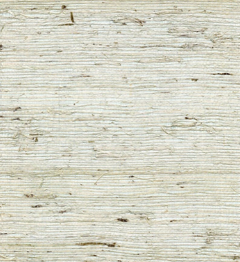 Puede incluir: Primer plano de un papel pintado texturizado de color blanquecino. La superficie tiene un aspecto tejido con l&iacute;neas horizontales y fibras naturales visibles. El color es un tono claro y neutro, adecuado para varios estilos de dise&ntilde;o de interiores.