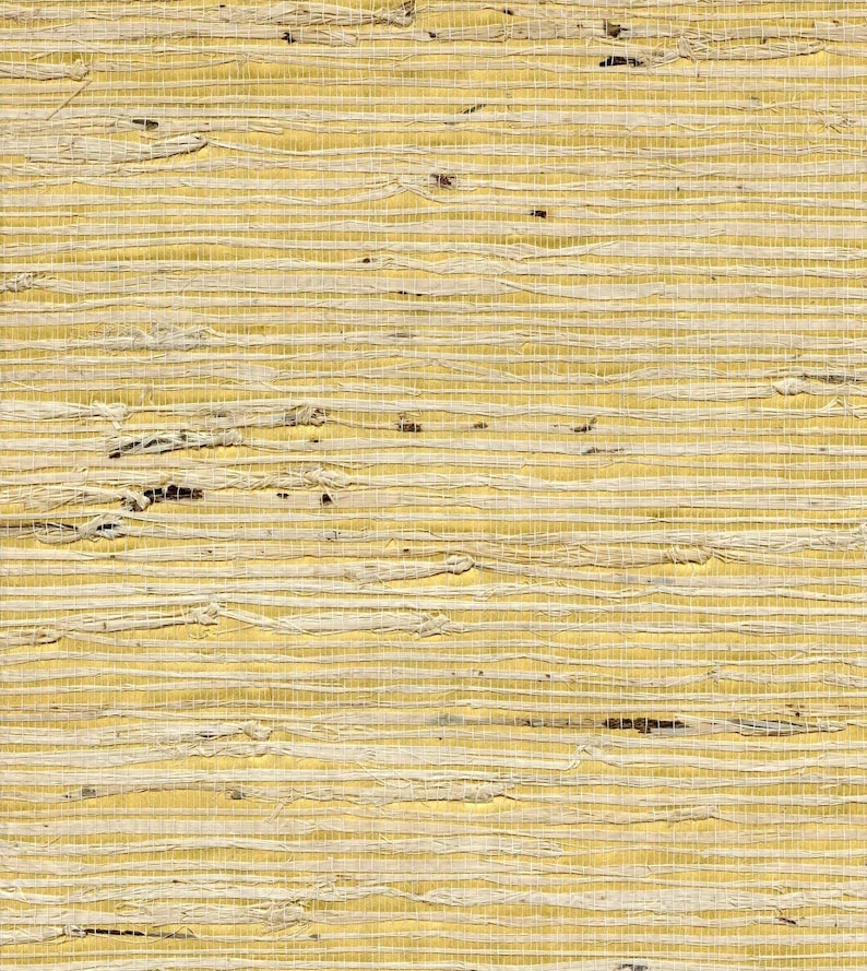 Puede incluir: Primer plano de un material tejido texturizado con un fondo amarillo. La superficie est&aacute; compuesta por hebras horizontales de color claro, creando una apariencia natural y org&aacute;nica. El tejido tiene un patr&oacute;n ligeramente irregular, con variaciones de color y textura.