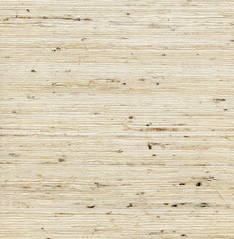 Puede incluir: Primer plano de un papel pintado texturizado con aspecto natural y tejido. El papel pintado presenta l&iacute;neas horizontales en diferentes tonos de beige y marr&oacute;n claro, creando una est&eacute;tica r&uacute;stica. Peque&ntilde;as motas oscuras est&aacute;n dispersas por la superficie.