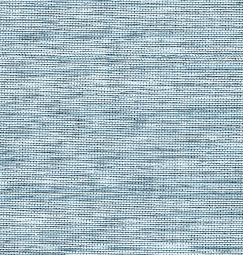 Puede incluir: Primer plano de una tela tejida con un patr&oacute;n de rayas azules y blancas. La tela tiene una textura sutil y un brillo ligeramente iridiscente.