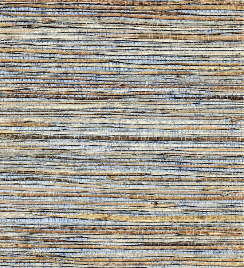 Puede incluir: Primer plano de un material tejido con apariencia natural y texturizada. El patr&oacute;n presenta l&iacute;neas horizontales en tonos beige, marr&oacute;n y azul, creando una est&eacute;tica r&uacute;stica y org&aacute;nica. El tejido es apretado, lo que sugiere durabilidad y una sensaci&oacute;n artesanal.