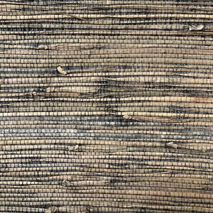 Puede incluir: Primer plano de un material tejido con un aspecto natural y texturizado. La superficie est&aacute; compuesta por hebras horizontales, densamente tejidas, en tonos beige, marr&oacute;n y gris, creando una est&eacute;tica r&uacute;stica y org&aacute;nica. El tejido tiene un patr&oacute;n ligeramente irregular.