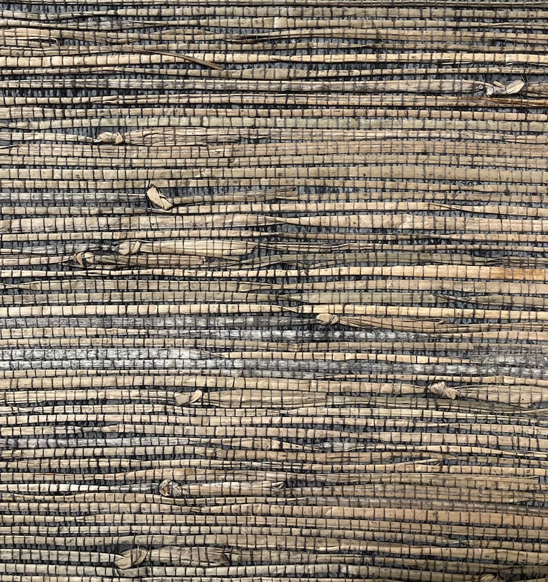 Puede incluir: Primer plano de un material tejido con un aspecto natural y texturizado. La superficie est&aacute; compuesta por hebras horizontales, densamente tejidas, en tonos beige, marr&oacute;n y gris, creando una est&eacute;tica r&uacute;stica y org&aacute;nica. El tejido tiene un patr&oacute;n ligeramente irregular.