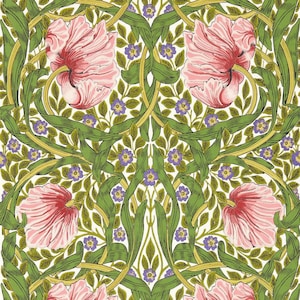 Pode incluir: Um padrão de papel de parede repetitivo com grandes tulipas rosa-claras com pétalas detalhadas, entrelaçadas com longas folhas e caules verdes curvos. Pequenas flores roxas de cinco pétalas estão espalhadas por todo o denso design botânico.
