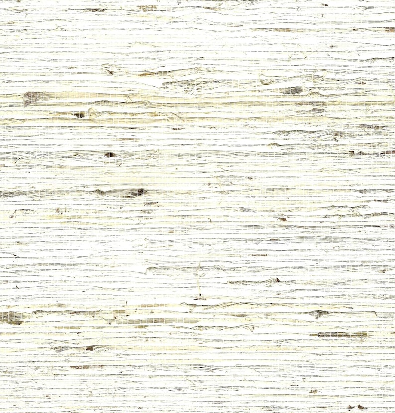 Puede incluir: Primer plano de un papel pintado texturizado con aspecto natural y tejido. El papel pintado presenta l&iacute;neas horizontales en tonos blancos, crema y marr&oacute;n claro, creando una est&eacute;tica r&uacute;stica y org&aacute;nica. El dise&ntilde;o sugiere un tejido de tipo grasscloth.