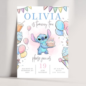 Könnte beinhalten: Eine Geburtstagseinladung mit der Figur Stitch, die einen Kuchen hält. Die Einladung trägt den Text "Olivia wird zwei" und "Bitte komm zu uns". Pastellfarbene Luftballons und Cupcakes schmücken die Einladung.