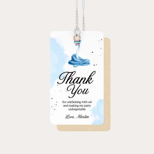 K&ouml;nnte beinhalten: Ein wei&szlig;es Geschenk-Etikett mit einer blauen Aquarell-Schlangen-Illustration und den Worten "Thank You". Das Etikett enth&auml;lt auch den Text "for celebrating with us! and making my party unforgettable" und "Love, Marten".