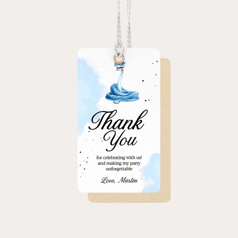 K&ouml;nnte beinhalten: Ein wei&szlig;es Geschenk-Etikett mit einer blauen Aquarell-Schlangen-Illustration und den Worten "Thank You". Das Etikett enth&auml;lt auch den Text "for celebrating with us! and making my party unforgettable" und "Love, Marten".