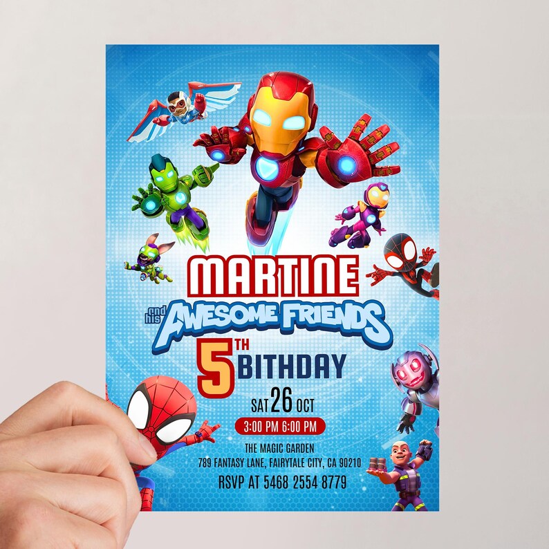 Puede incluir: Una invitaci&oacute;n de cumplea&ntilde;os azul con superh&eacute;roes de dibujos animados, incluyendo a Iron Man y Spider-Man. La invitaci&oacute;n dice "Martine and his Awesome Friends 5th Birthday" con detalles del evento e informaci&oacute;n de RSVP.