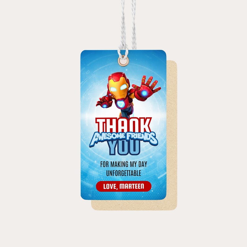 Może przedstawiać: Niebieska etykieta na prezent z ilustracją Iron Mana z kresk&oacute;wki i napisem "THANK YOU AWESOME FRIENDS" w kolorze czerwonym i niebieskim. Etykieta zawiera r&oacute;wnież napis "FOR MAKING MY DAY UNFORGETTABLE" i imię "LOVE, MARTEEN".