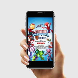 Może przedstawiać: Smartfon wyświetla kolorowe zaproszenie urodzinowe. Zaproszenie zawiera kresk&oacute;wkowych superbohater&oacute;w, tekst "MARTINE AWESOME FRIENDS 4TH BITHDAY", datę, godzinę i informacje RSVP. Telefon jest trzymany w dłoni.