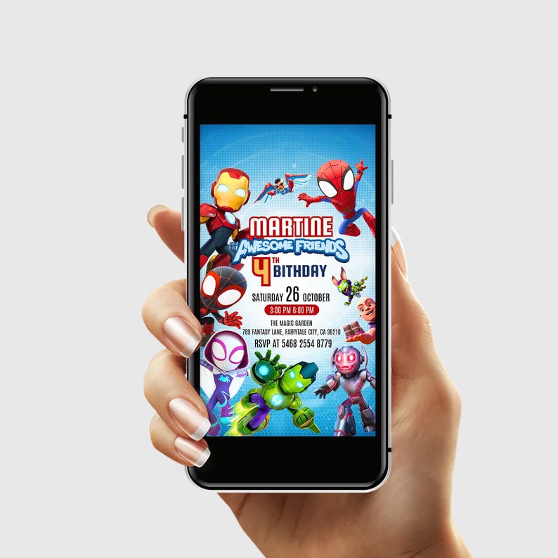 Może przedstawiać: Smartfon wyświetla kolorowe zaproszenie urodzinowe. Zaproszenie zawiera kresk&oacute;wkowych superbohater&oacute;w, tekst "MARTINE AWESOME FRIENDS 4TH BITHDAY", datę, godzinę i informacje RSVP. Telefon jest trzymany w dłoni.
