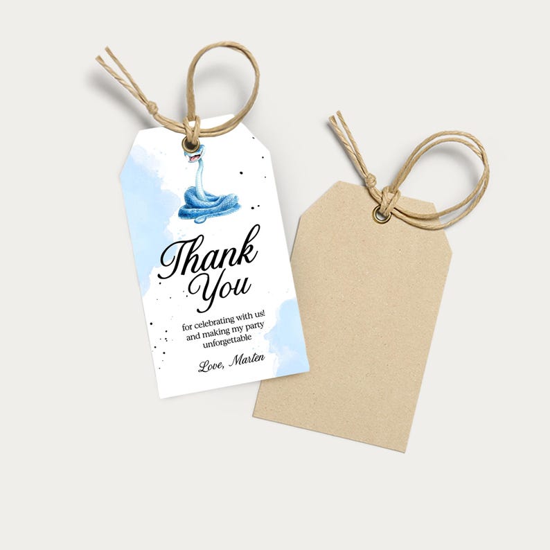 K&ouml;nnte beinhalten: Zwei Geschenkanh&auml;nger mit Bindfaden. Einer ist wei&szlig; mit einem blauen Aquarelldesign und dem Schriftzug "Thank You" in eleganter Schrift. Der Anh&auml;nger enth&auml;lt auch den Text "for celebrating with us! and making my party unforgettable Love, Marten". Der zweite ist braun.