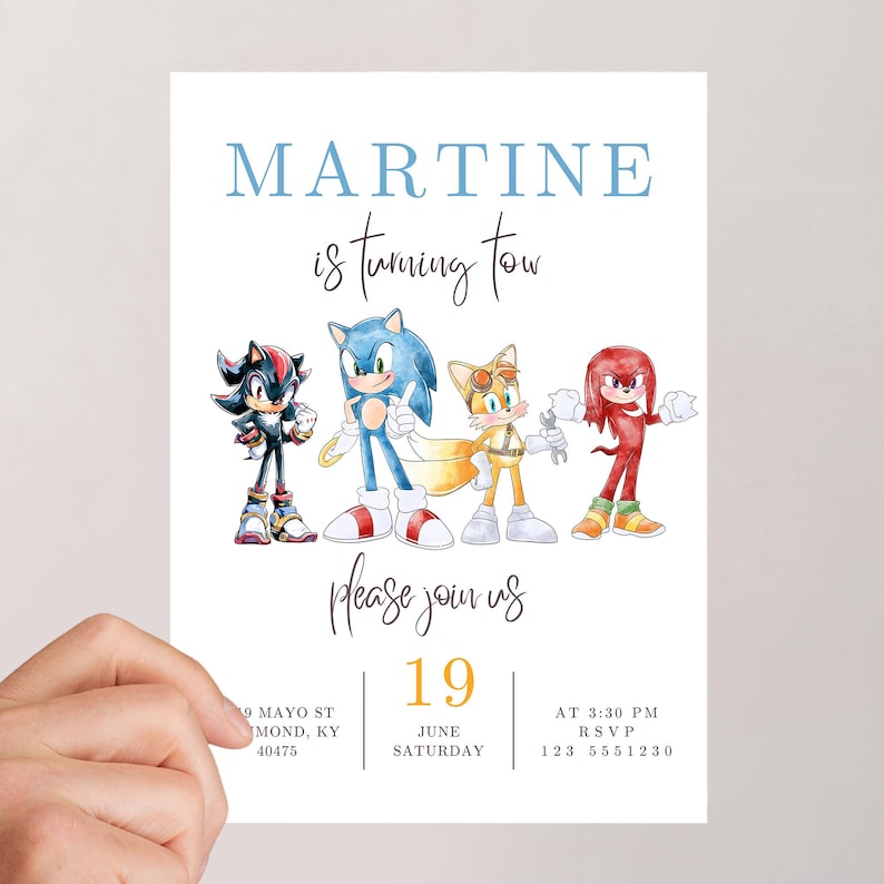 K&ouml;nnte beinhalten: Eine wei&szlig;e Einladungskarte mit dem Text "MARTINE is turning tow" in blauer und schwarzer Schrift. Die Karte zeigt Illustrationen von Sonic the Hedgehog und seinen Freunden. Das Datum ist der 19. Juni, Samstag, um 15:30 Uhr.