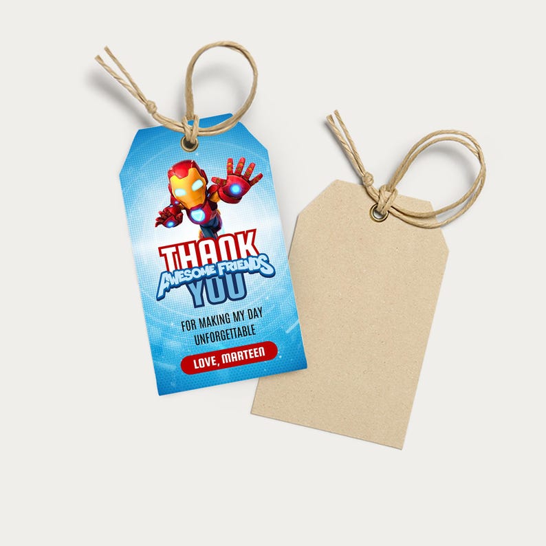Może przedstawiać: Dwa tagi prezentowe ze sznurkiem. Jeden tag jest niebieski z grafiką Iron Mana i napisami "THANK YOU AWESOME FRIENDS" i "FOR MAKING MY DAY UNFORGETTABLE". Drugi tag jest pusty.