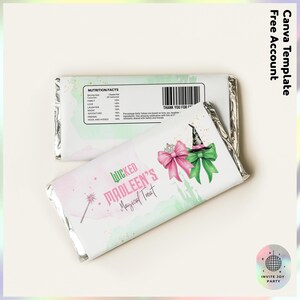 Op de afbeelding: Een printbaar ontwerp voor een chocoladeverpakking met een heks met een roze strik en een groene hoed. De verpakking heeft een aquarel achtergrond met de tekst "Wicked Madleen's Magical Treat".