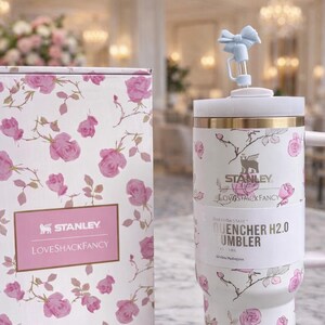 Pu&ograve; includere: Una tazza di ceramica bianca con manico nero e la scritta "But First, Coffee" in grassetto nero. La tazza &egrave; posta su uno sfondo sfocato. La tazza misura circa 10 cm di altezza.