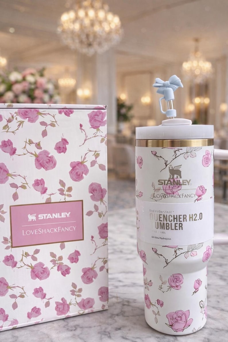 Pu&ograve; includere: Una tazza di ceramica bianca con manico nero e la scritta "But First, Coffee" in grassetto nero. La tazza &egrave; posta su uno sfondo sfocato. La tazza misura circa 10 cm di altezza.