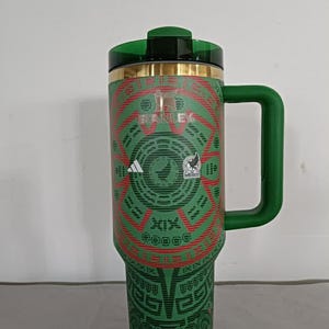 Puede incluir: Un conjunto de tres jarrones de cer&aacute;mica de diferentes alturas y formas. Los jarrones est&aacute;n esmaltados en un color verde terroso mate. El jarr&oacute;n m&aacute;s alto mide aproximadamente 25 cm.