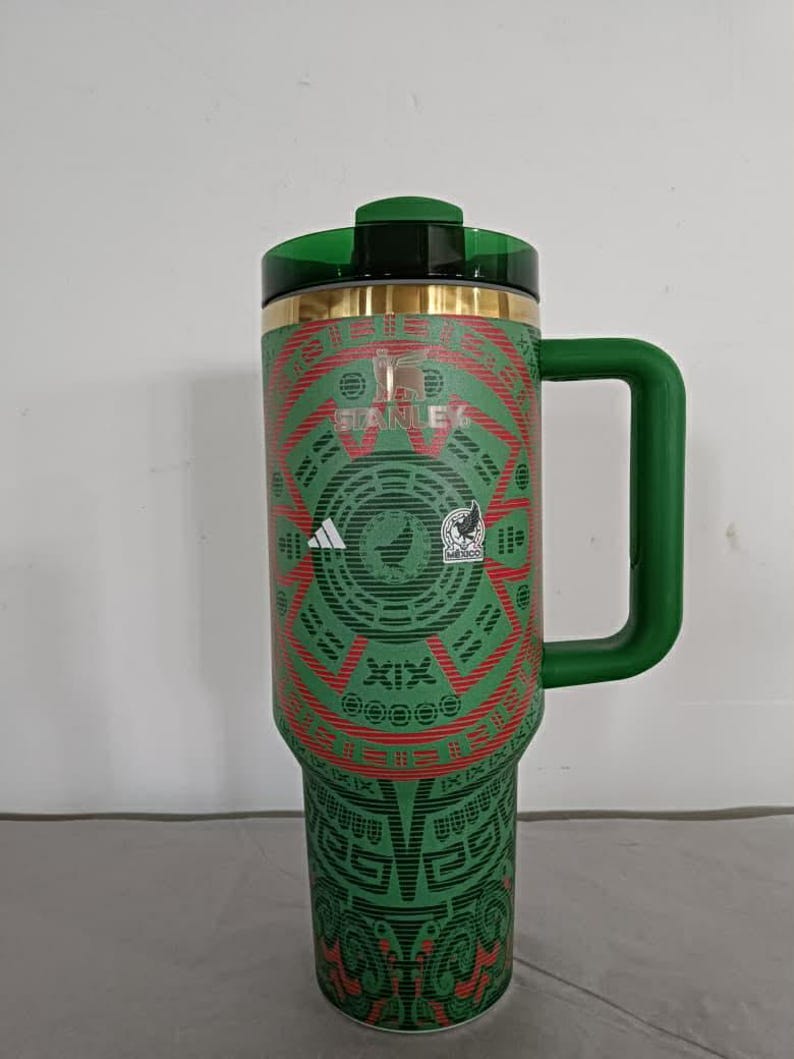 Puede incluir: Un conjunto de tres jarrones de cer&aacute;mica de diferentes alturas y formas. Los jarrones est&aacute;n esmaltados en un color verde terroso mate. El jarr&oacute;n m&aacute;s alto mide aproximadamente 25 cm.