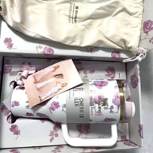 Pu&ograve; includere: Un set di tre tazze in ceramica con finitura opaca e macchiettata. Le tazze sono nei toni del crema, grigio chiaro e grigio scuro. Ogni tazza ha un design semplice e minimalista e un manico arrotondato.