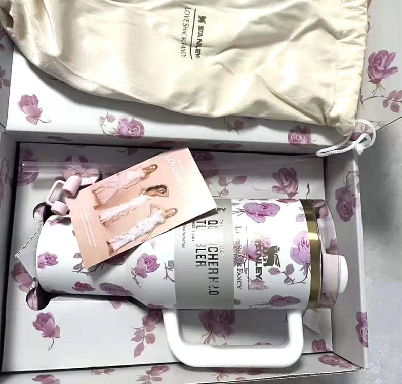 Pu&ograve; includere: Un set di tre tazze in ceramica con finitura opaca e macchiettata. Le tazze sono nei toni del crema, grigio chiaro e grigio scuro. Ogni tazza ha un design semplice e minimalista e un manico arrotondato.