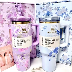 Pu&ograve; includere: Una tazza di ceramica bianca con un manico nero e la scritta "But First, Coffee" in grassetto nero. La tazza &egrave; appoggiata su una superficie di legno. La tazza &egrave; alta circa 10 cm.