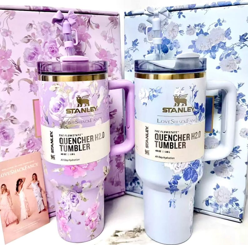 Pu&ograve; includere: Una tazza di ceramica bianca con un manico nero e la scritta "But First, Coffee" in grassetto nero. La tazza &egrave; appoggiata su una superficie di legno. La tazza &egrave; alta circa 10 cm.