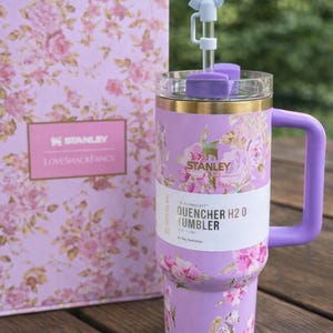 Pu&ograve; includere: Un cartello in legno rustico con la scritta "Welcome to our home" in lettere bianche. Il cartello presenta una finitura invecchiata e un design semplice e invitante, perfetto per l'arredamento della porta d'ingresso.