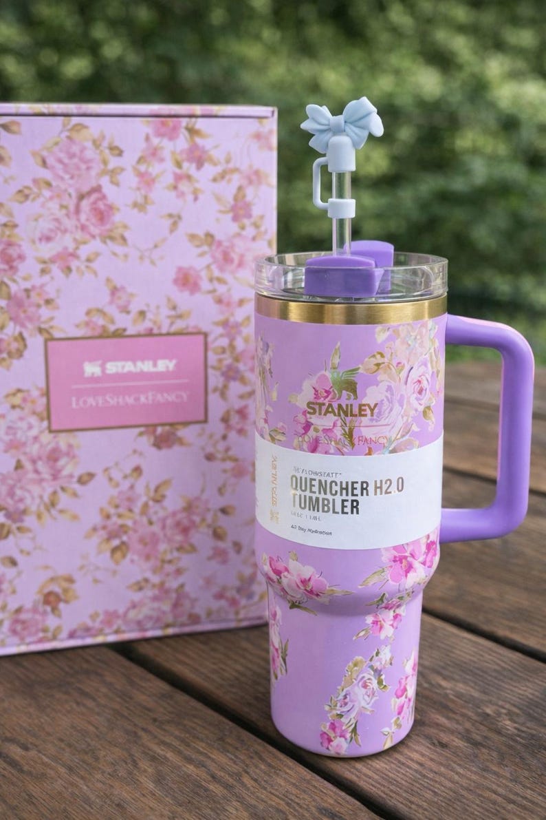 Pu&ograve; includere: Un cartello in legno rustico con la scritta "Welcome to our home" in lettere bianche. Il cartello presenta una finitura invecchiata e un design semplice e invitante, perfetto per l'arredamento della porta d'ingresso.