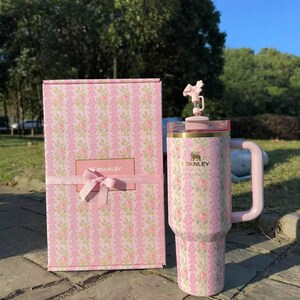 Pu&ograve; includere: Una tazza di ceramica bianca con manico nero e la scritta "But First, Coffee" in nero, in grassetto. La tazza &egrave; su una superficie bianca. La tazza &egrave; alta circa 10 cm.