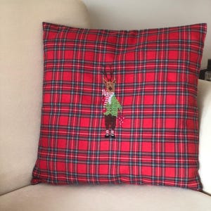 Handmade Tartan Deer Pillow Cover: Embroidered Cross-Stitch Cushion (43x43 cm)
