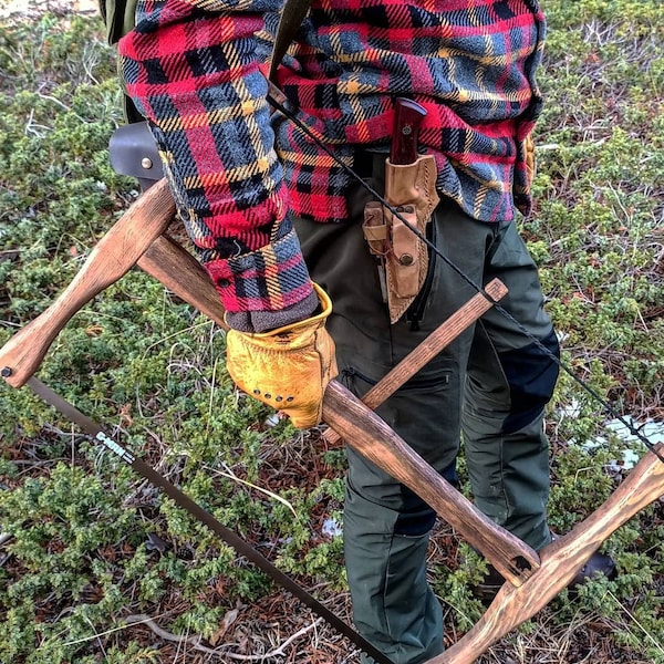 Handgemachte Bucksaw von Bushcraft, einfach und sicher zusammengeklappt zu tragen.