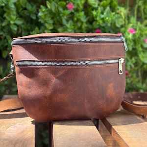 Bolso bandolera de cuero hecho a mano para hombre / Riñonera de cuero marrón flor / Bolso de pecho minimalista / Cinturón con correa ajustable