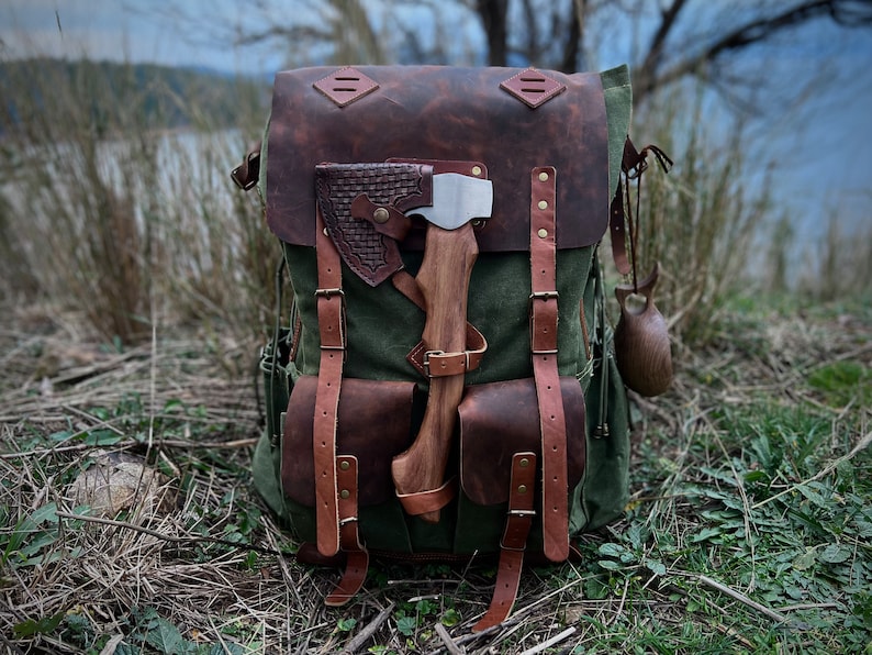 Bushcraft-Rucksack,Campingrucksack,Wanderrucksack
Lederrucksack,Sportrucksack,Tagesrucksack,Reiserucksack,Turnbeutel,Laptop-Rucksack,Lederpaket,Rucksack mit Axthalter handgefertigter Rucksack,
maßgeschneiderter Rucksack,individueller Rucksack