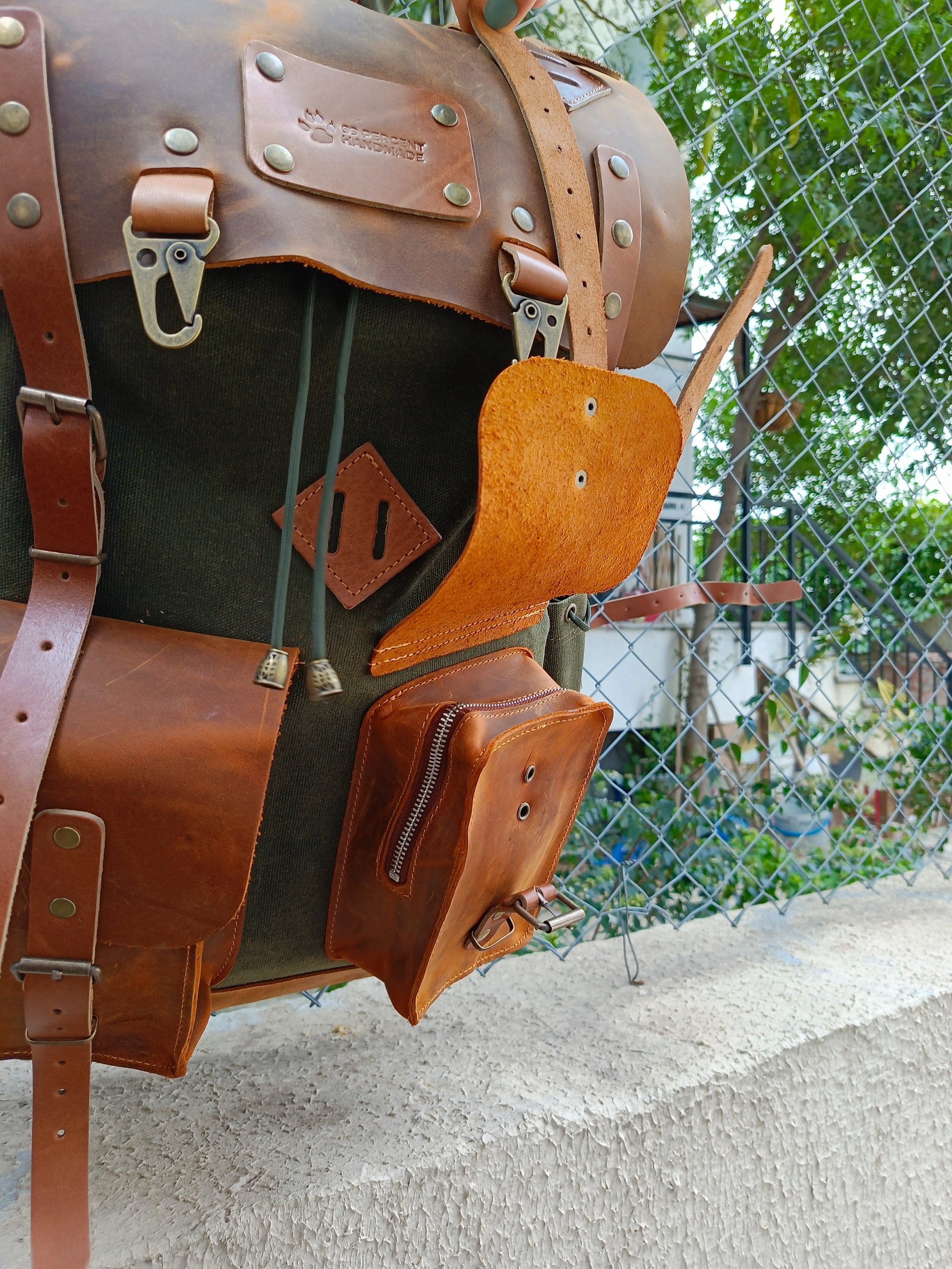 Handgemaakte Bushcraft-rugzak van gewaxt canvas met zwart-bruin-groen en opties van 30 tot 80 liter, voorvak met ritssluiting, bushcraft, kamperen,