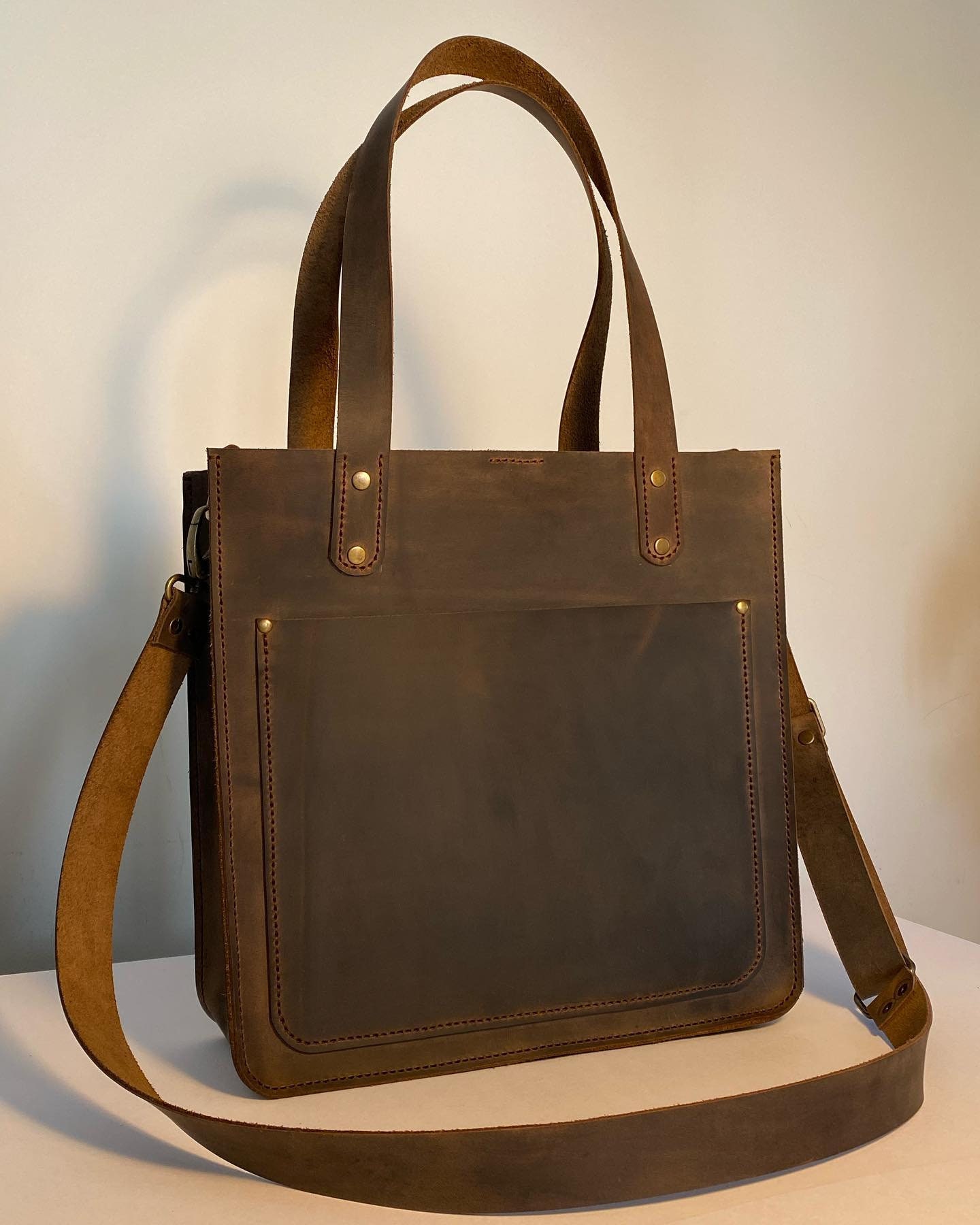 【TMV X DEINET】DIRECTOR'S HAND-PRINTED LEATHER BAG IN BLACK Dome Large Tote Bag in Crackle Patent Leather in BLACK