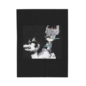 Op de afbeelding: Een zwart-witte illustratie van een wolfachtig wezen met een klein, mensachtig figuur dat op zijn rug rijdt. De figuur draagt een helm met een groot, ingewikkeld ontwerp en een groene tuniek. De achtergrond is zwart.