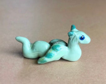 Escultura de dragón de agua en miniatura, hecha a mano, criatura fantástica, regalo para amantes de los dragones, mística, criatura, coleccionista de dragones, miniatura, microdragones.