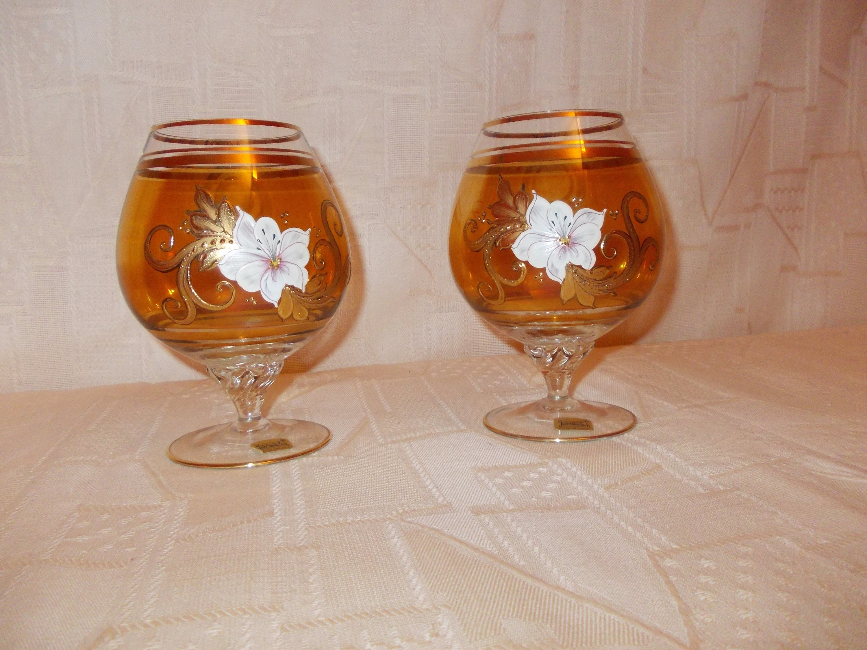 Paire de Verres à Cognac en Cristal Bohême Or Irisé Ornés d'une Fleur Blanche et Filets d'or Haut Ba