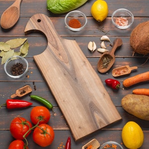 Walnut wood cutting board with bird head shaped handle